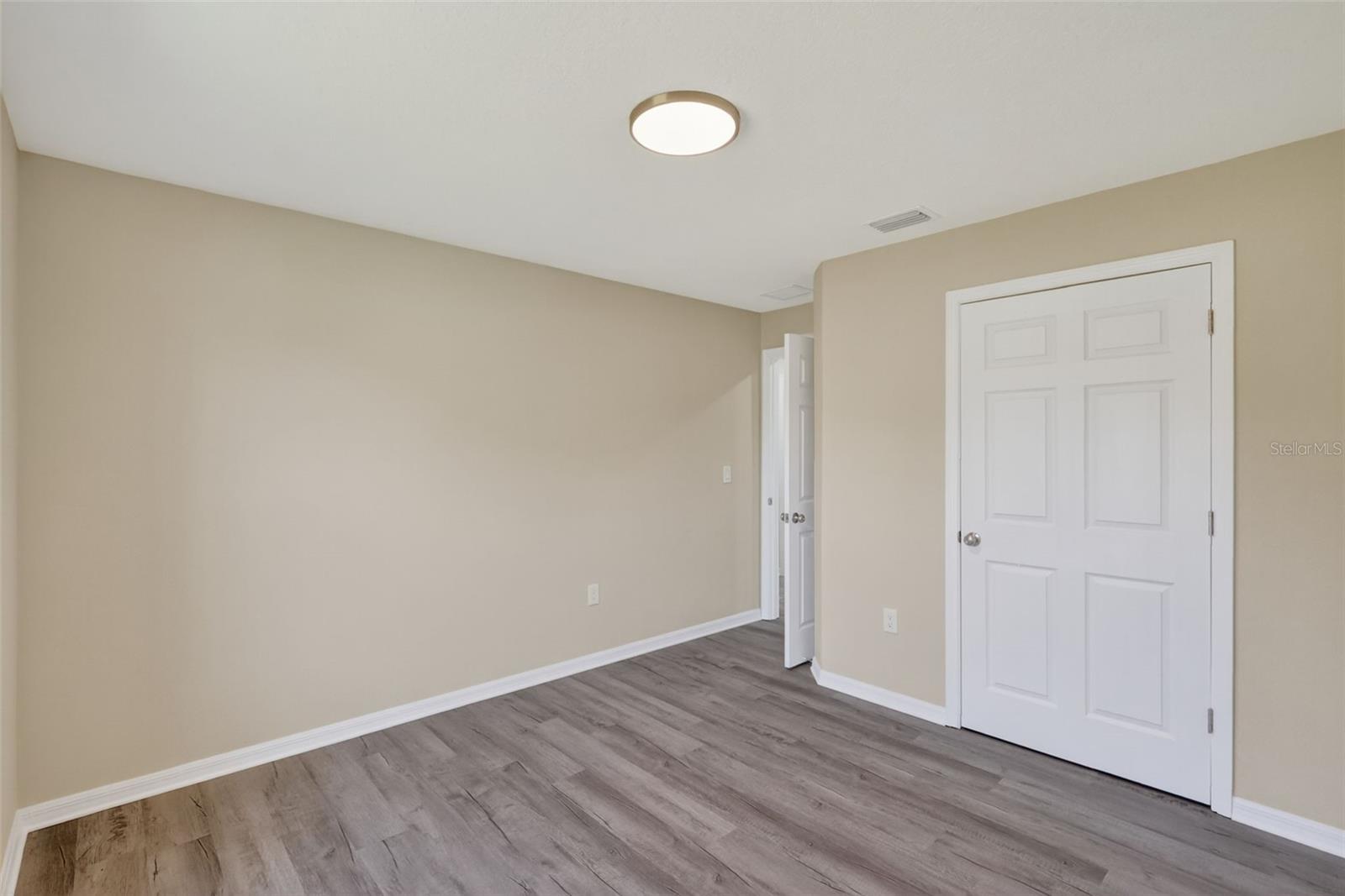 C H DAVIS RIVER FRONT RESUBDIVIDED - Residential Lease