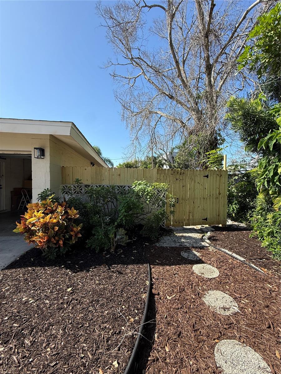 DE SOTO COUNTRY CLUB COLONY - Residential Lease