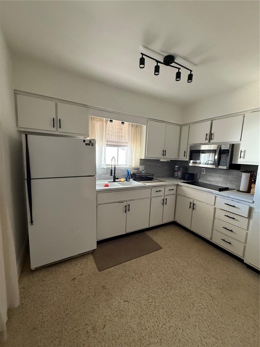 DE SOTO COUNTRY CLUB COLONY - Residential Lease