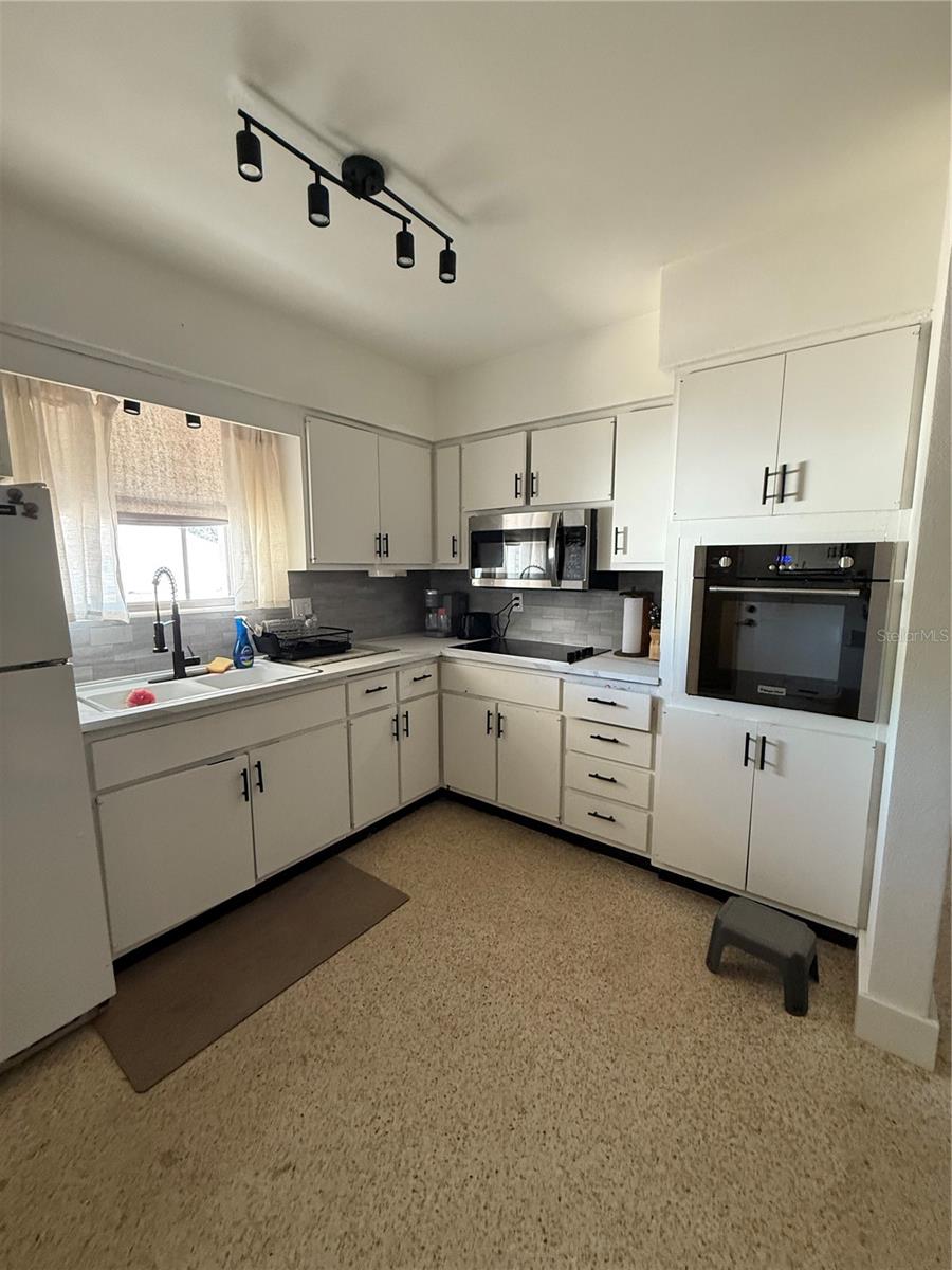 DE SOTO COUNTRY CLUB COLONY - Residential Lease
