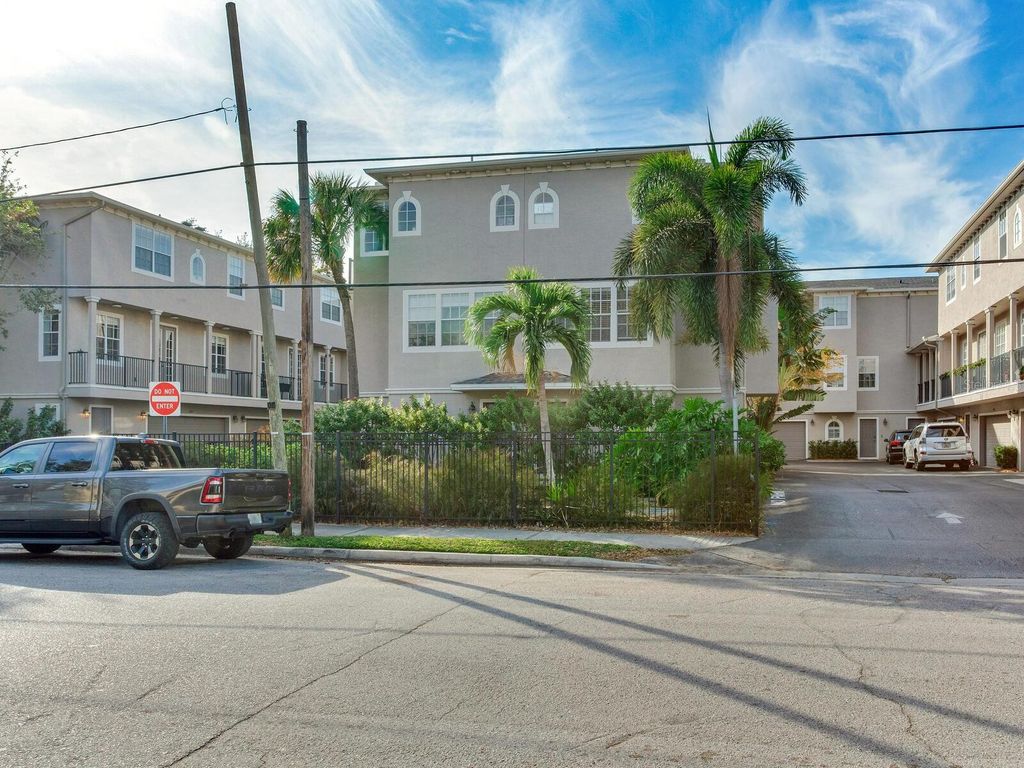 Photo of 2606 Espana Court, Tampa, FL 33609 (MLS # TB8424452)