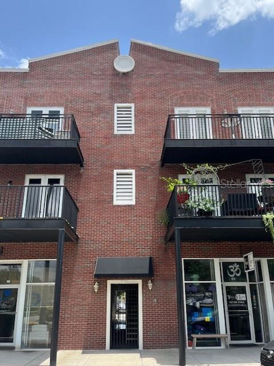 Large 2/2 in the heart of Ybor City. Top floor unit overlooking quiet brick street. Tile floors throughout.  5 minute walk to restaurants, bars, art galleries, entertainment, Saturday morning market and trolley to downtown, riverwalk, water street and Sparkman Wharf.  5 minutes to I-275, I-4 and Crosstown Expy; 10 minutes to I-75.