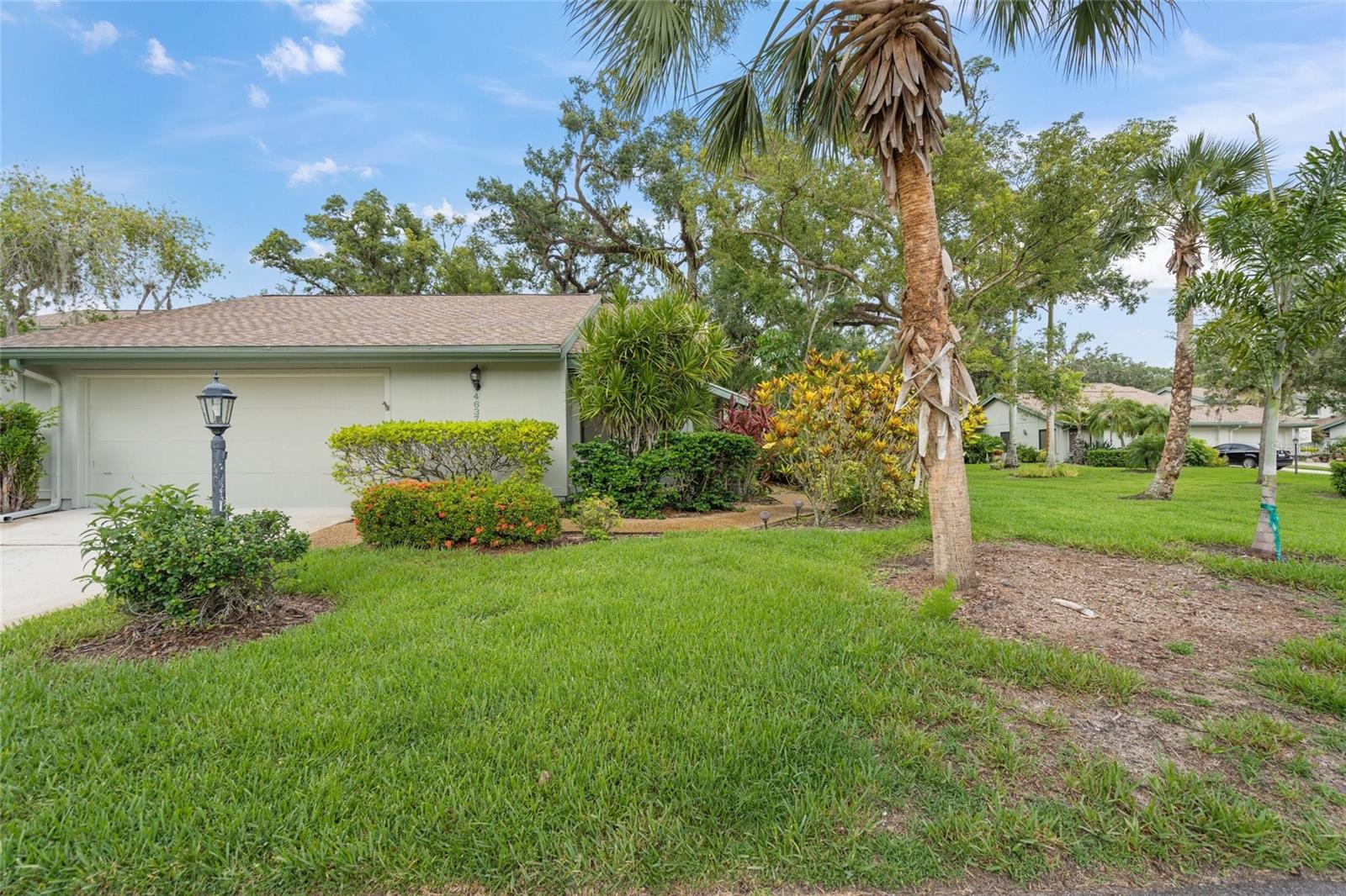 Well-Maintained 3BR/2BA Villa in Bent Tree Hammocks III – No Age Restrictions
Located on a quiet dead-end street in a private, park-like setting, this spacious split-plan villa offers 3 bedrooms, 2 bathrooms, and a 2-car attached garage. Inside, you'll find formal living and dining rooms, an eat-in kitchen with in-unit laundry, and a screened lanai that opens to an additional open patio—perfect for relaxing or entertaining.
Bent Tree Hammocks III is a peaceful, sought-after community just 2 miles east of I-75, placing you close to Sarasota’s shopping, dining, golf, and beaches.
This home is priced below market for a quick sale and is easy to show. Don’t miss your chance to own in this desirable location with no age restrictions!