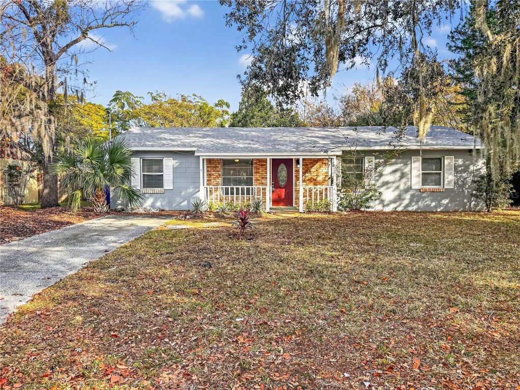 Photo of 540 Fern Avenue, Tavares, FL 32778 (MLS # O6268760)