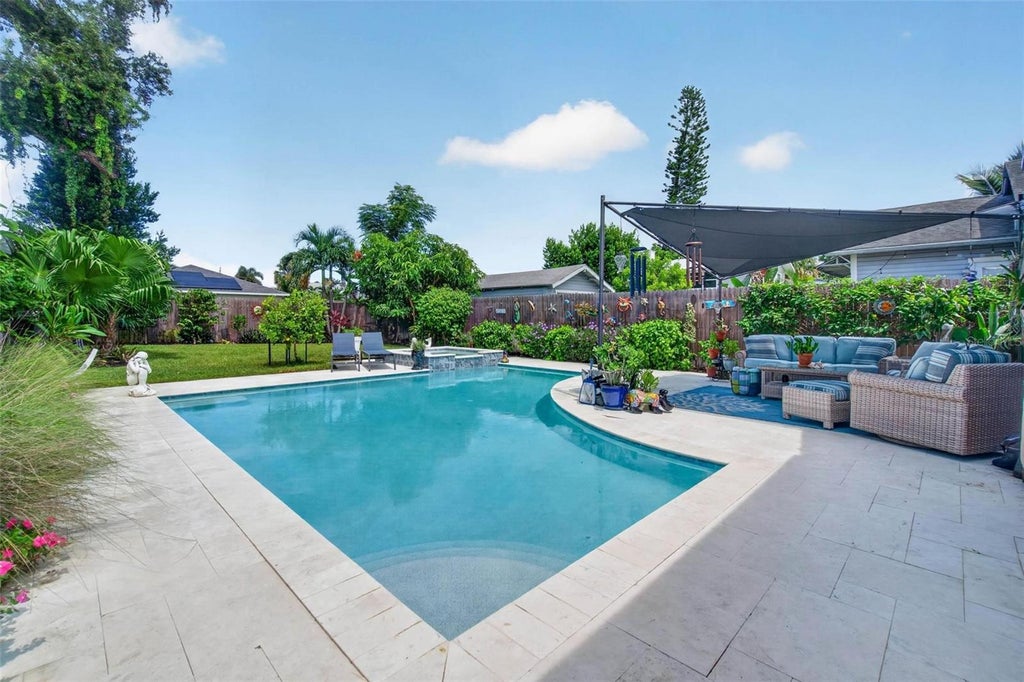 Photo of 2318 7th Avenue W, Bradenton, FL 34205 (MLS # A4706564)
