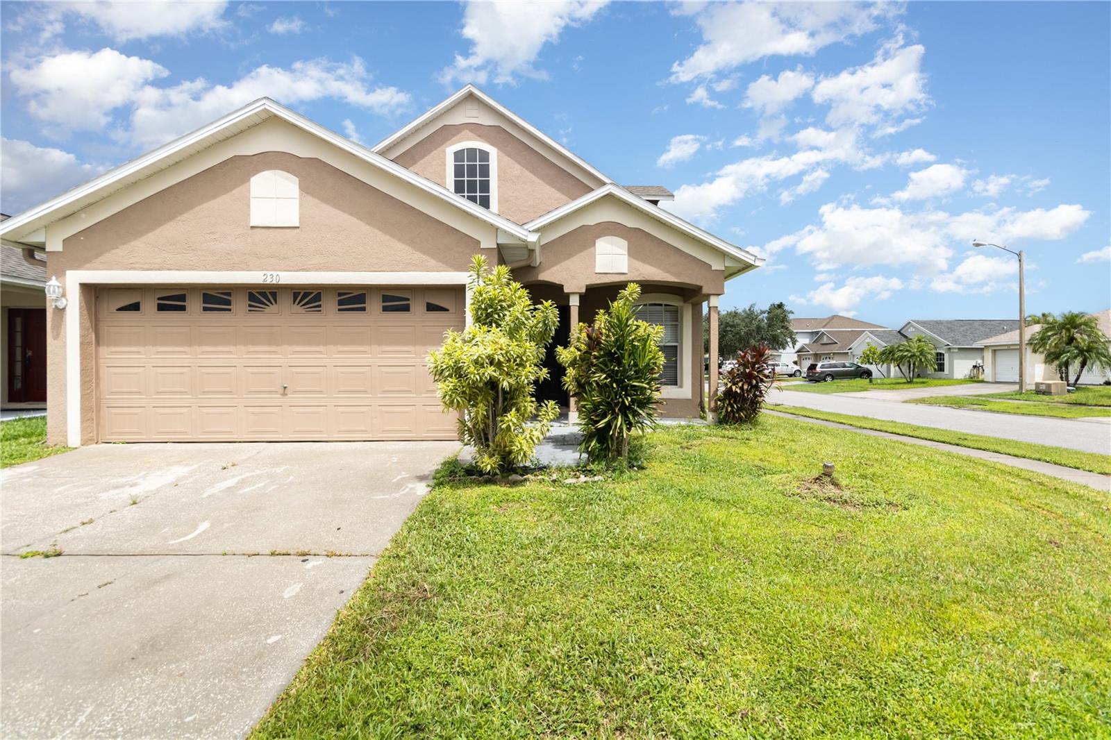 Welcome to this spacious, move-in ready, 3-bedroom, 2.5-bathroom home located in a desirable Kissimmee.
The ground floor features an open layout with impressive, soaring ceilings in the living room, creating a grand and expansive feel. The primary bedroom is conveniently located on the main floor for added privacy, and its ensuite includes a separate garden tub and shower combo, along with a generous walk-in closet.
Upstairs, you will find the secondary bedrooms and a versatile flex space. This area is perfect for a home office, media room, or could be enclosed to create an additional bedroom.
This home's location offers exceptional convenience, providing easy access to schools, commerce, the international airport, and area recreation. It is the perfect blend of comfortable living and accessibility to all that Central Florida.
Schedule your showing today!