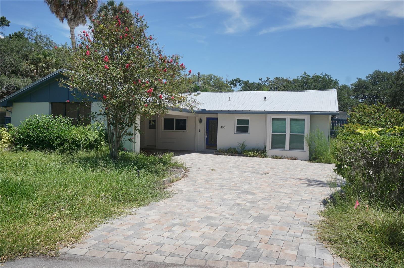 Beach Park: Renovate or Build. Lot size is 69 x 130. If you are renovating, the property has a new roof, new windows, replumbed, pool with a brick lanai, and is located on a quiet cul-de-sac.
The property flooded during Hurricane Helene. Surrounded by multi-million-dollar homes, this lot is an artist’s canvas for a new build. Great schools Grady, Coleman, Plant are all A rated. Easy access to Tampa International Airport, Midtown. Hyde Park and Downtown, for a variety of restaurants and shopping.