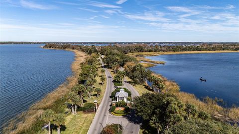 A home in TAVARES