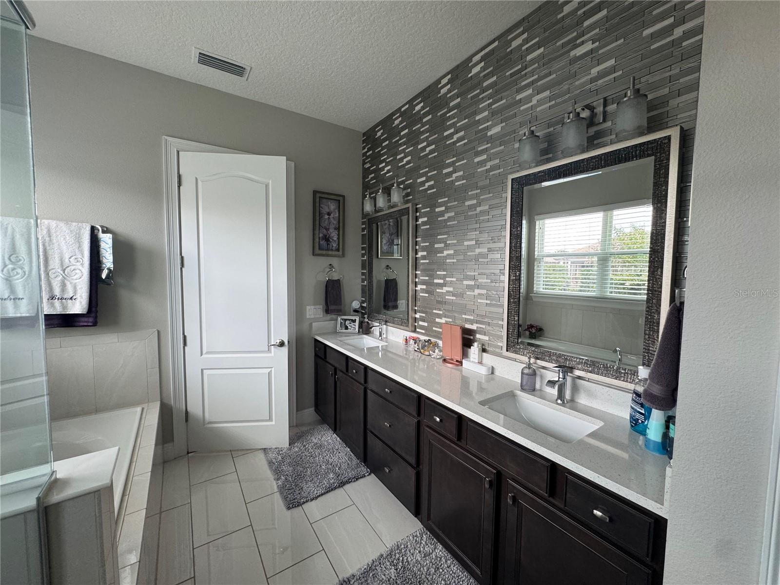 HEATHROW COUNTRY ESTATE - Residential