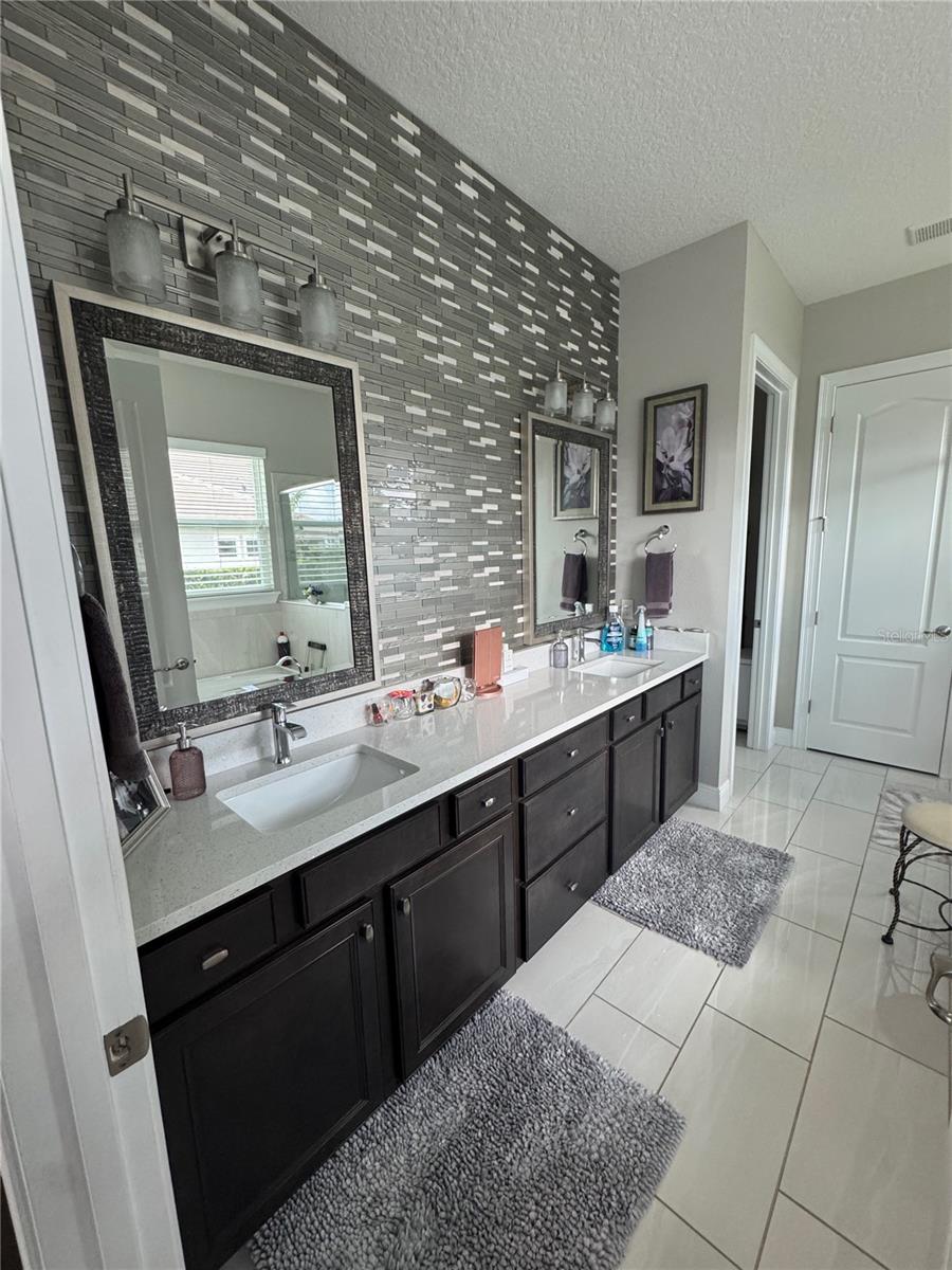 HEATHROW COUNTRY ESTATE - Residential