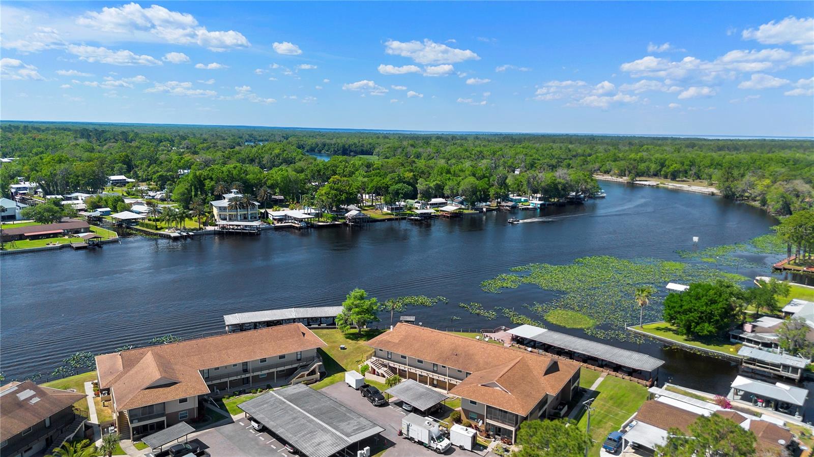 JUNGLE DEN VILLAS PH 01 CONDO - Residential