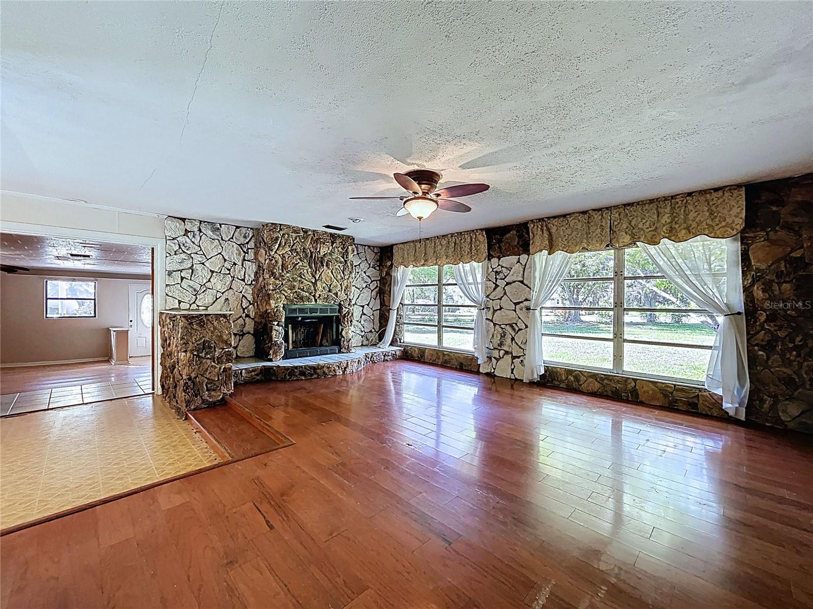 CRYSTAL LAKES VIEW - Residential