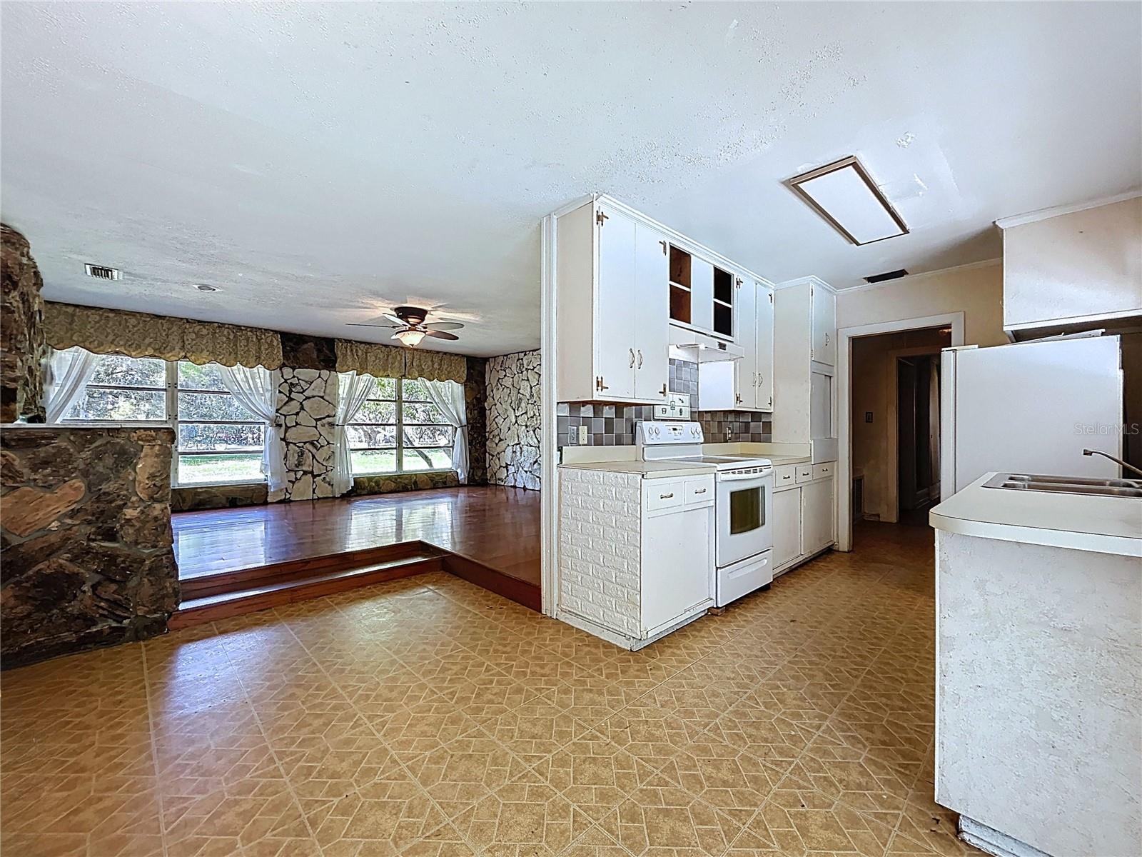 CRYSTAL LAKES VIEW - Residential