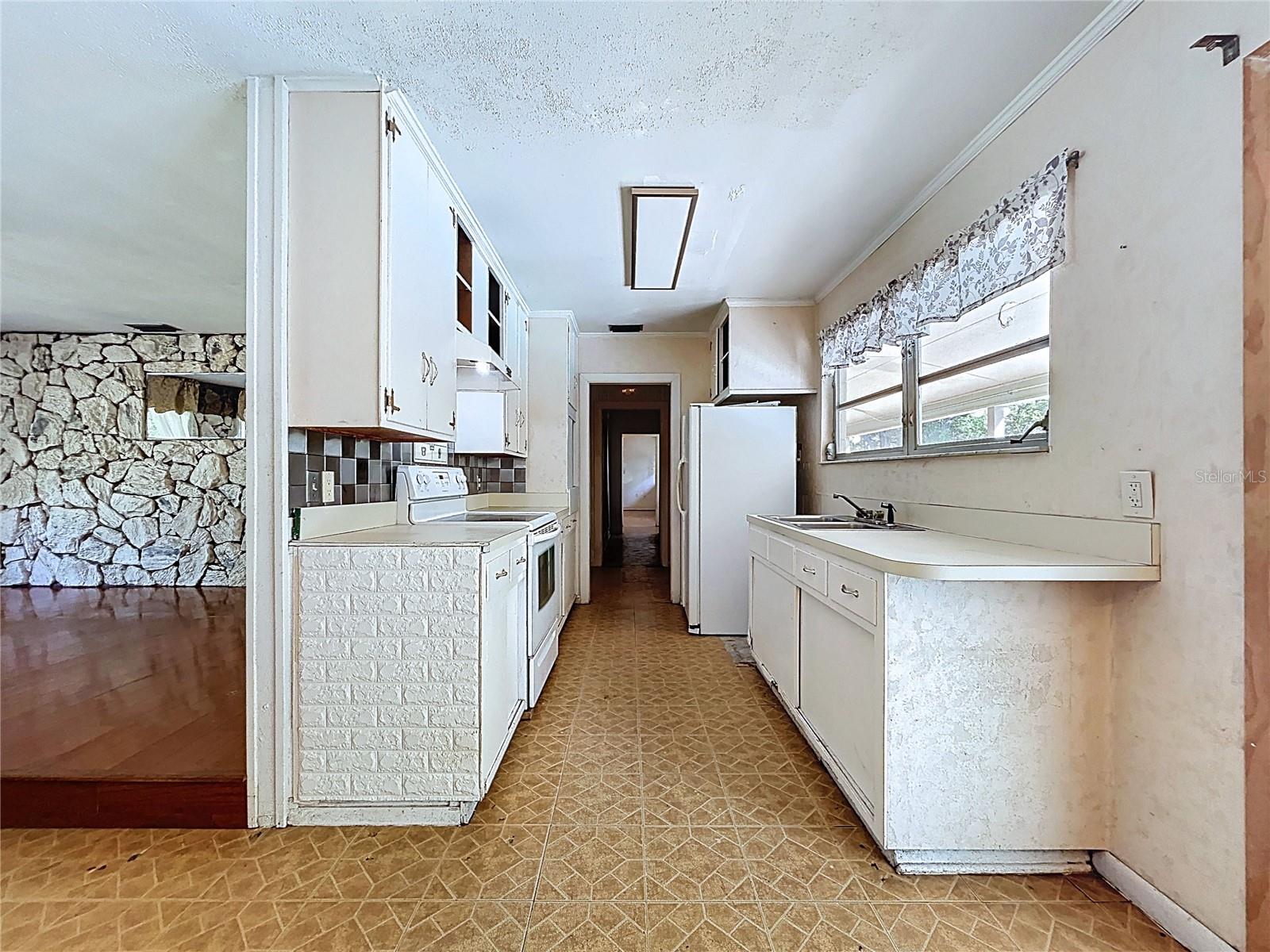 CRYSTAL LAKES VIEW - Residential