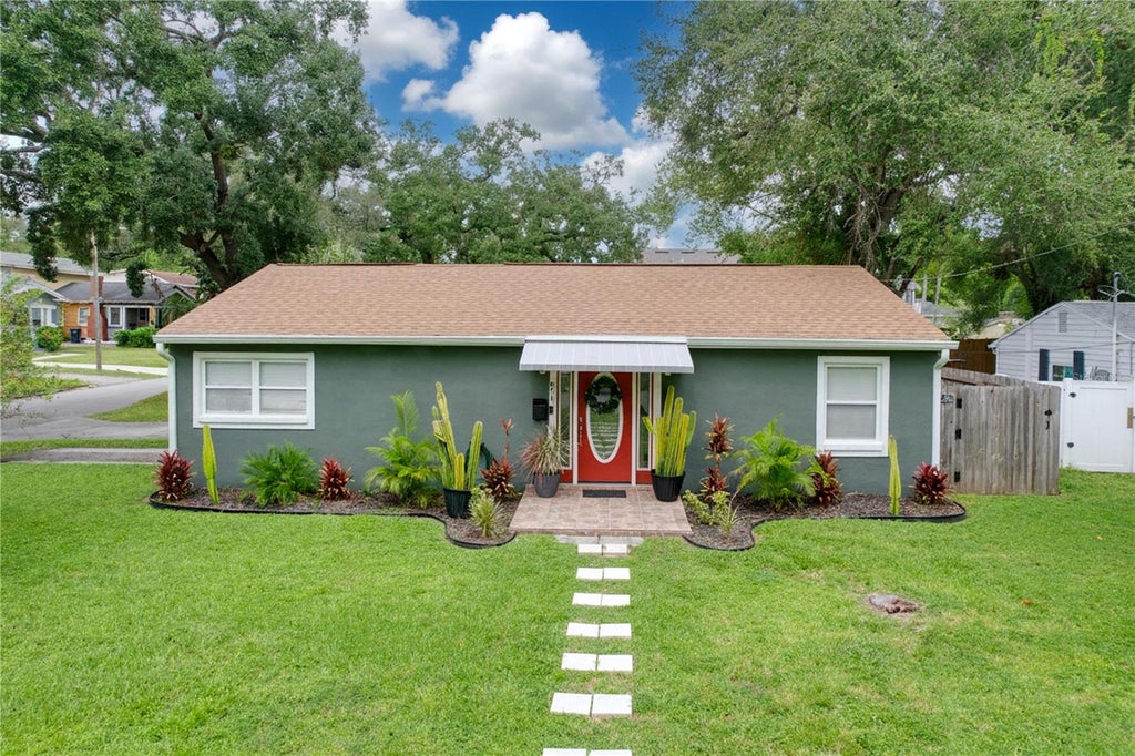 Photo of 611 W Henry Avenue, Tampa, FL 33604 (MLS # TB8555337)