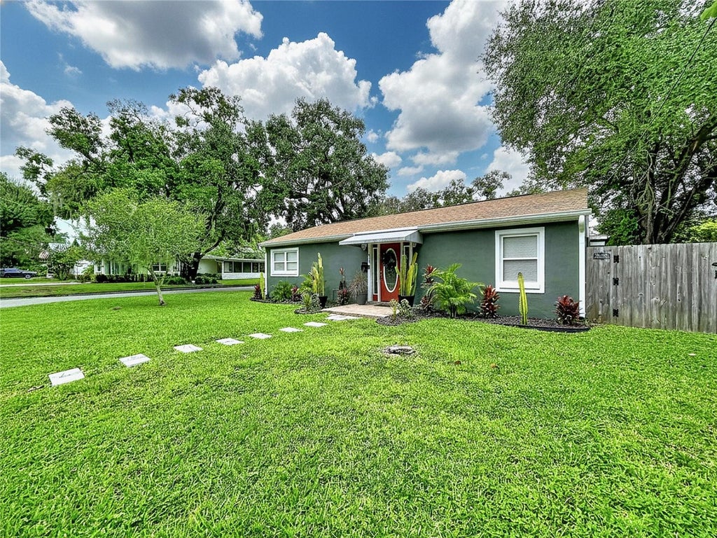 Photo of 611 W Henry Avenue, Tampa, FL 33604 (MLS # TB8555337)