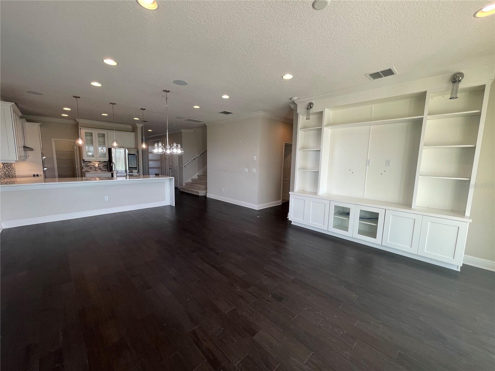 6685 KNOLLWOOD STREET