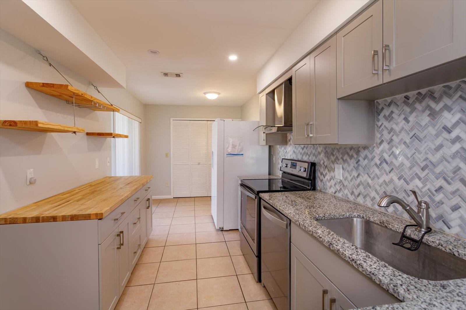 5429 VINELAND ROAD 6F
