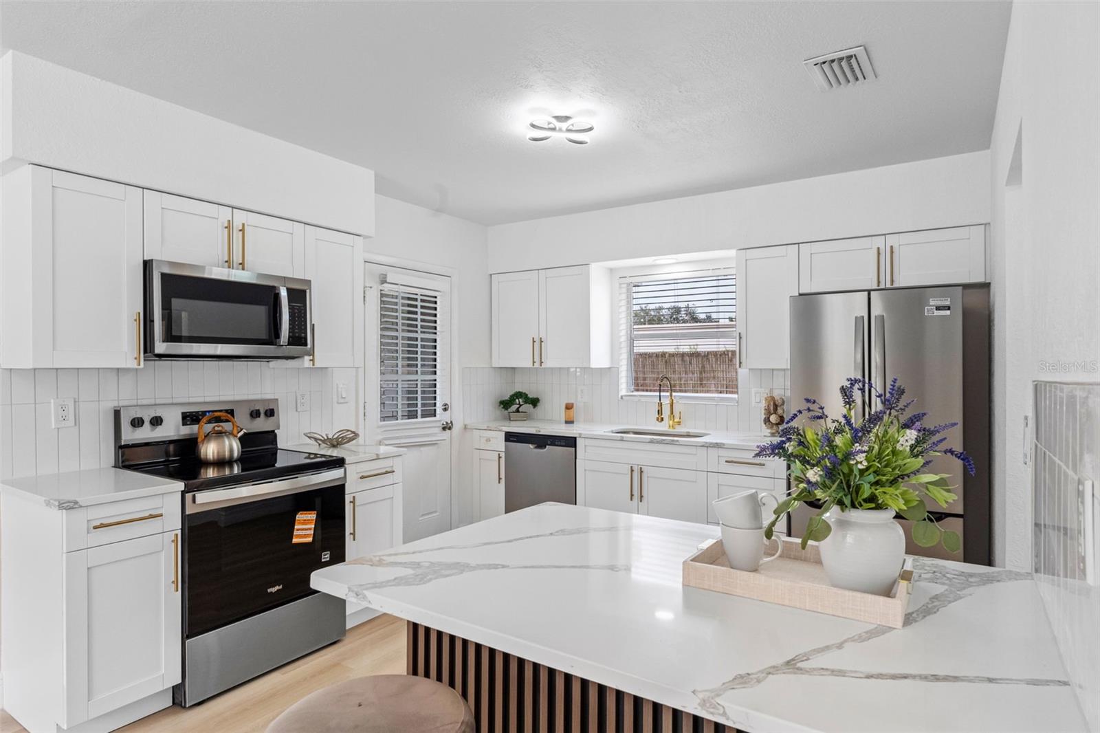 Casas a venda 1 - Jen Dantas 230 BEVERLY BOULEVARD