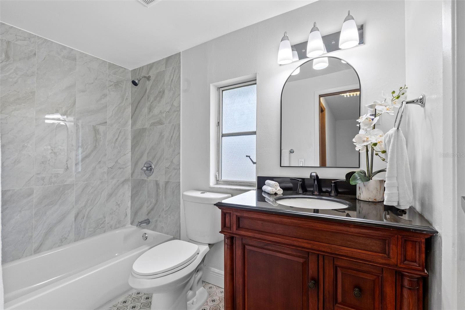 Casas a venda 3 - Jen Dantas 230 BEVERLY BOULEVARD