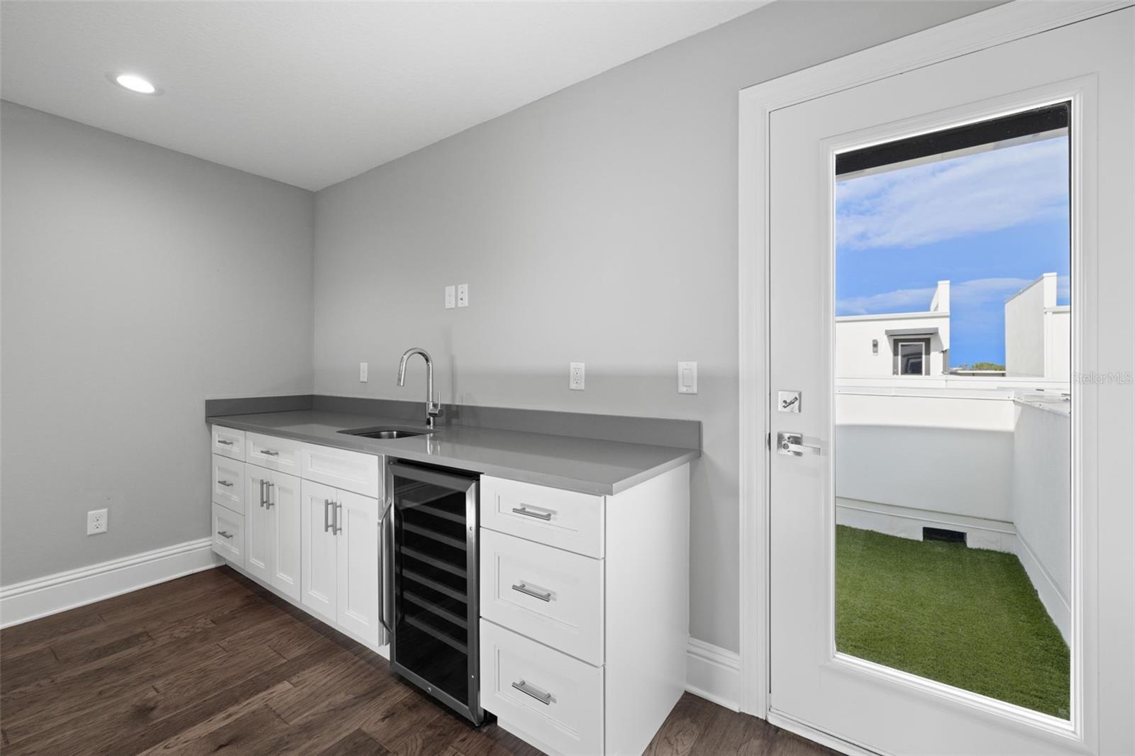 5TH AVE TWNHMS - Residential