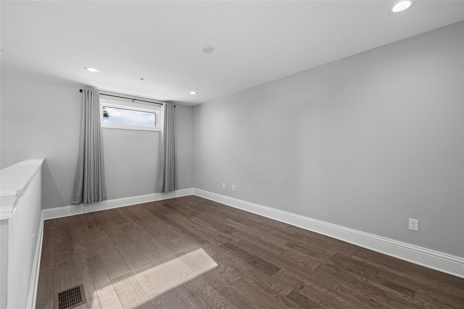 5TH AVE TWNHMS - Residential