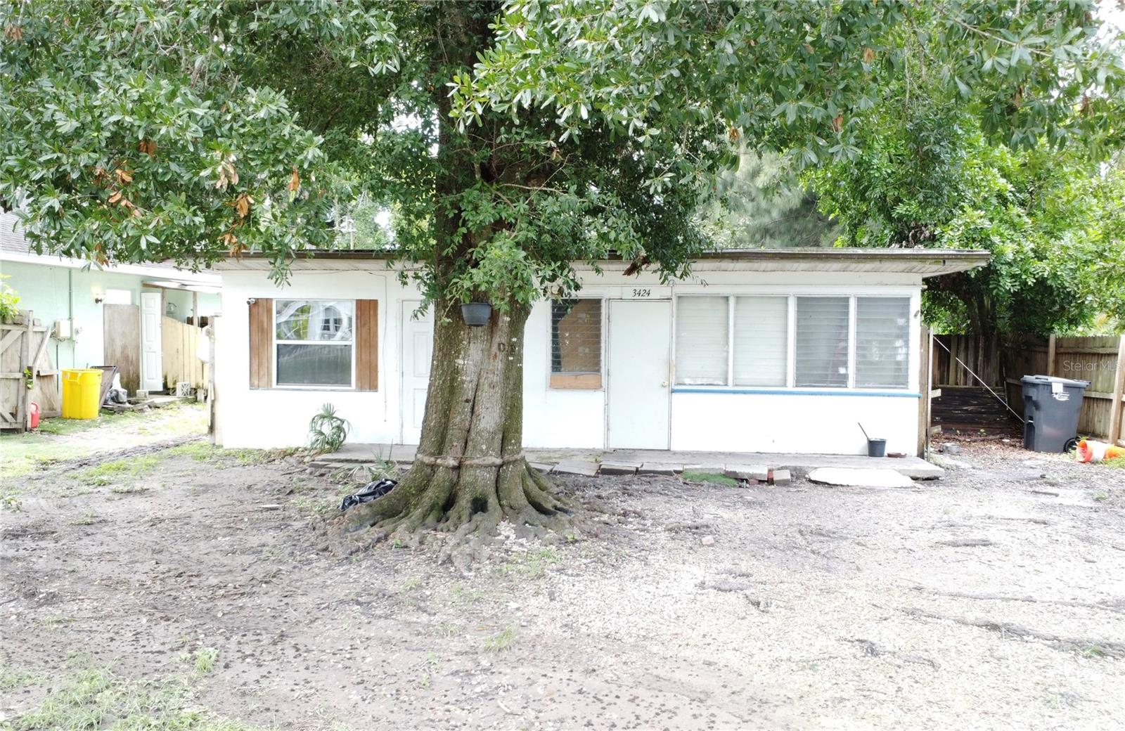 Investor Special / Fixer-Upper Opportunity! This 2-bedroom, 1-bathroom home offers incredible potential for the right buyer. Perfect for investors, flippers, or anyone looking to bring their vision to life, this property is in need of rehab and ready for your personal touch. With its convenient Bradenton location close to shopping, dining, and major roadways, the possibilities are endless. Don’t miss the chance to transform this house into a beautiful home or income-producing rental.