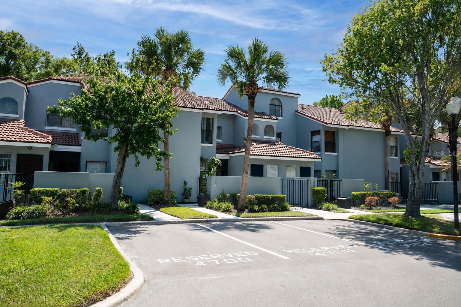 TOWNES SOUTHGATE CONDO TOWNE 02 - Residential