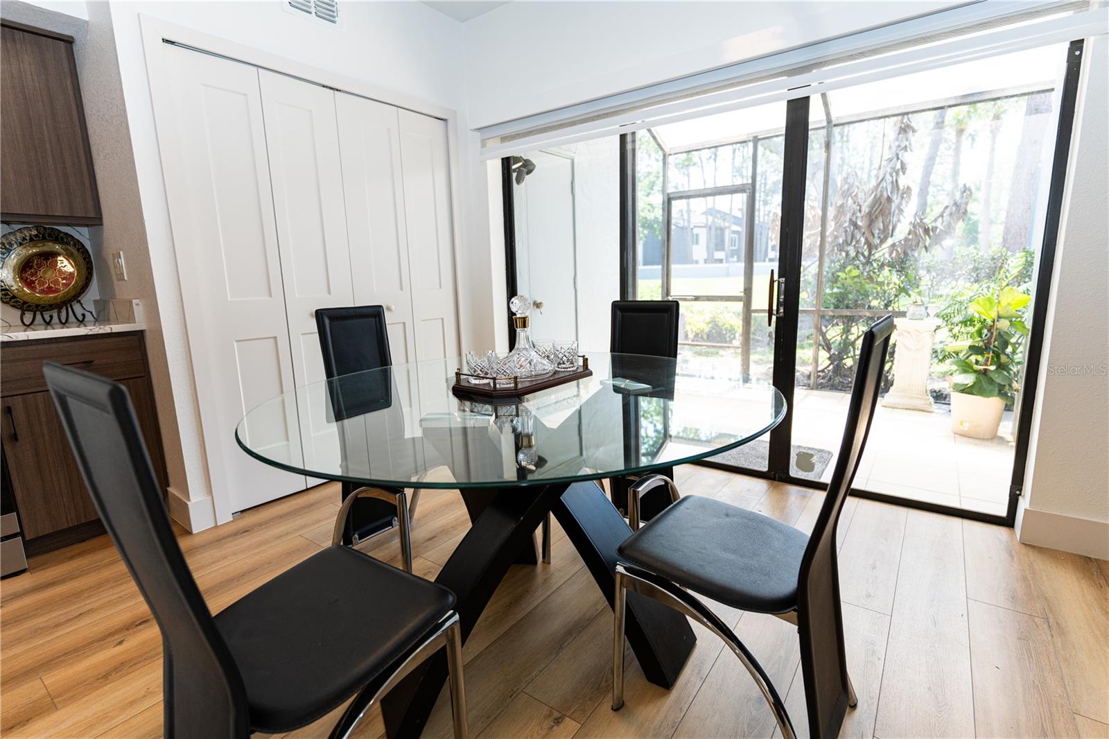 TOWNES SOUTHGATE CONDO TOWNE 02 - Residential