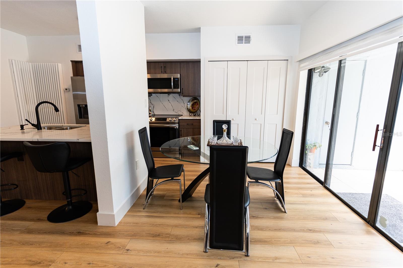 TOWNES SOUTHGATE CONDO TOWNE 02 - Residential