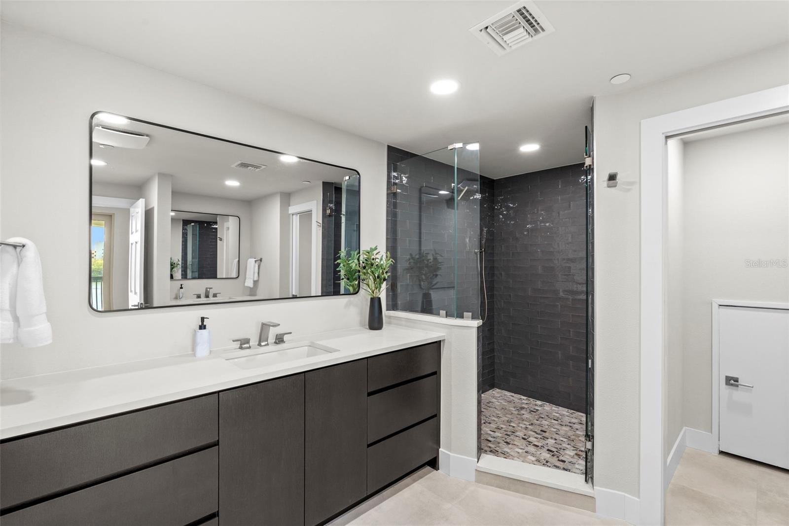 SEDDON COVE A CONDO PHAS - Residential