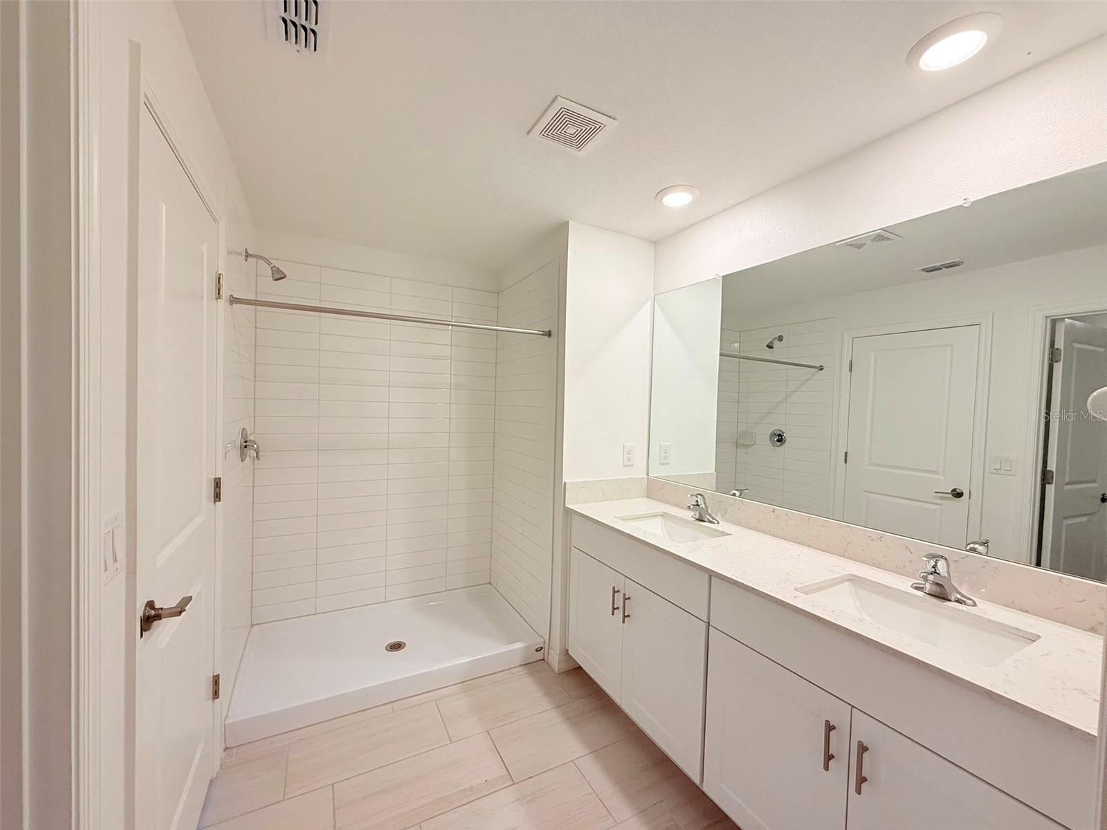 TWO RIVERS PARCEL A1 PHASE A PB 91 PG 037 BLOCK 7 - Residential Lease