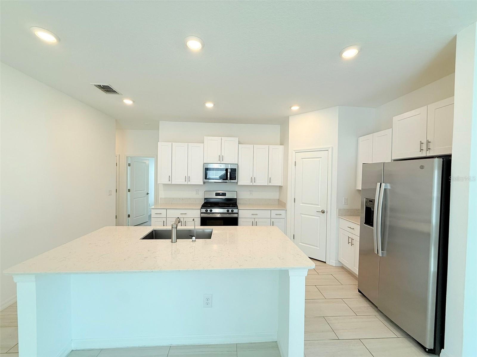 TWO RIVERS PARCEL A1 PHASE A PB 91 PG 037 BLOCK 7 - Residential Lease