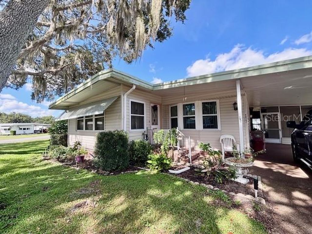 Photo of 157 Royal Palm Drive, Leesburg, FL 34748 (MLS # G5102516)