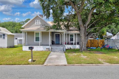 Photo of 204 NE 1st Avenue, Mulberry, FL 33860 (MLS # L4963569)