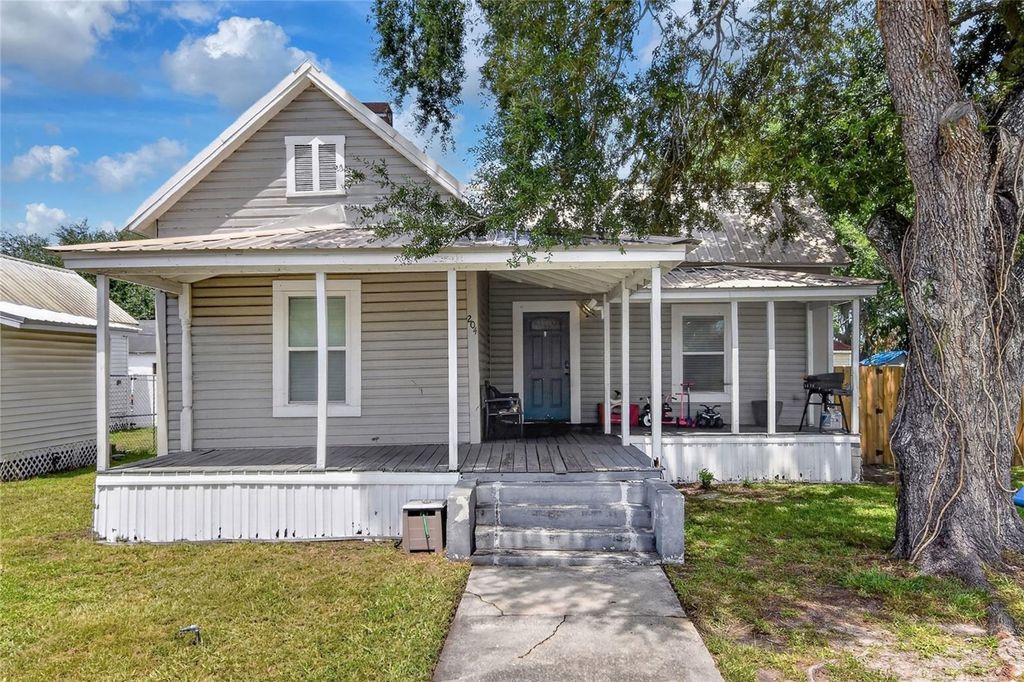 Photo of 204 NE 1st Avenue, Mulberry, FL 33860 (MLS # L4963569)