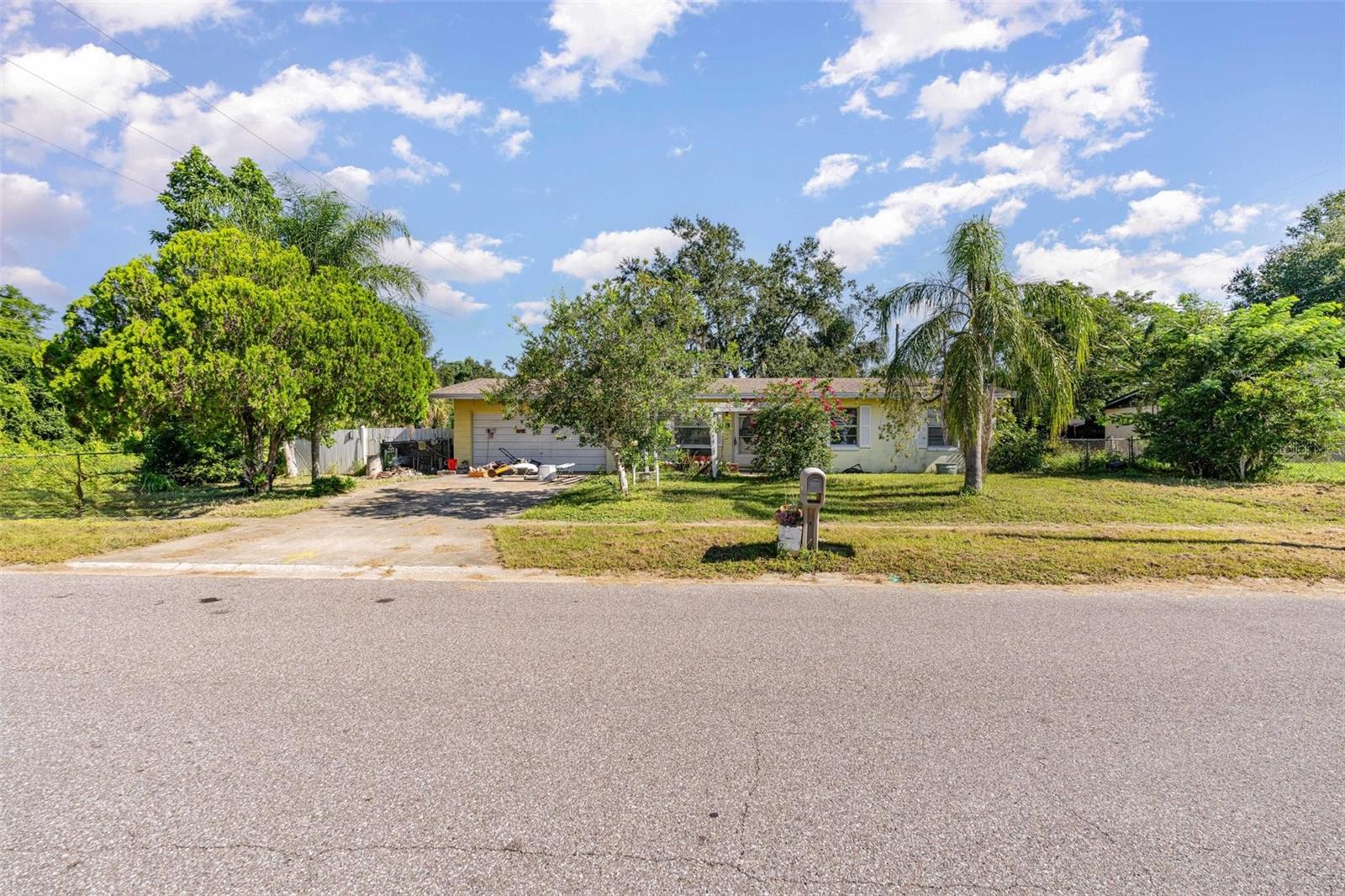 Investors!!! 3bed/2bath No Hoa! Roof 2020, AC unit 2020, water and sewer are public.
