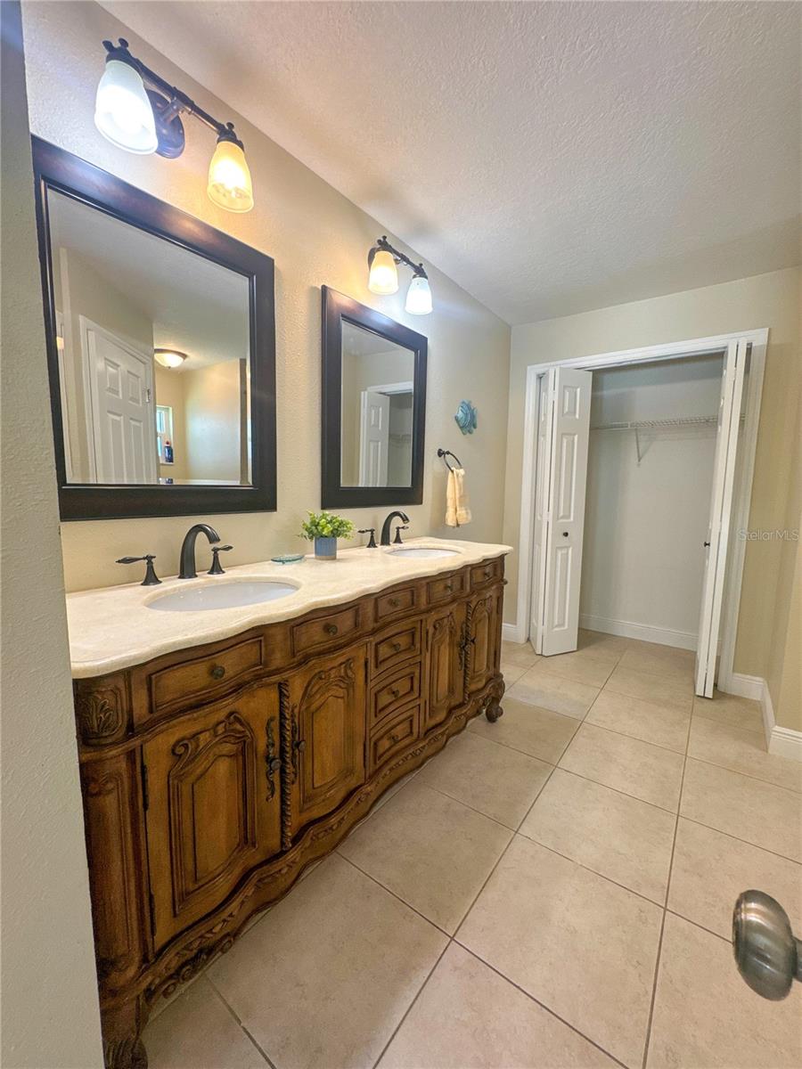 HUNTERS RUN - Residential
