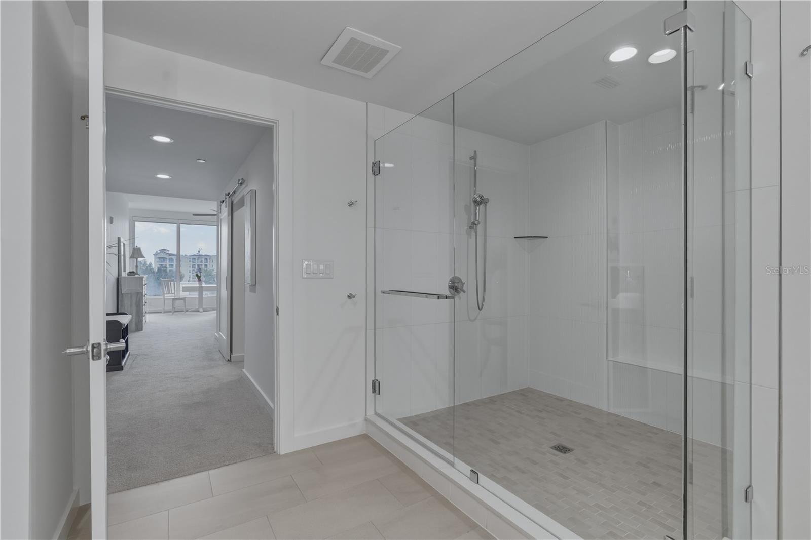 MARINA BAY 880 - Residential