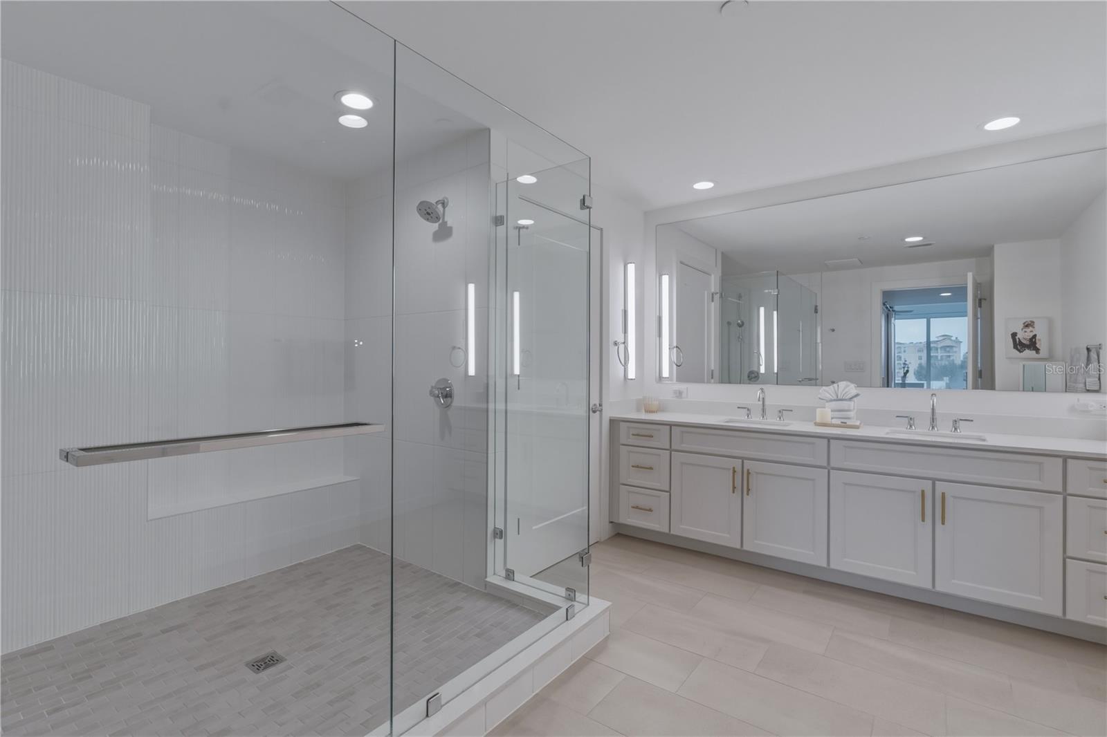 MARINA BAY 880 - Residential