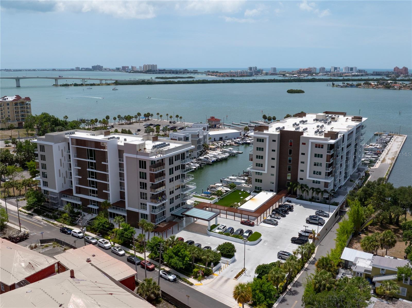 MARINA BAY 880 - Residential