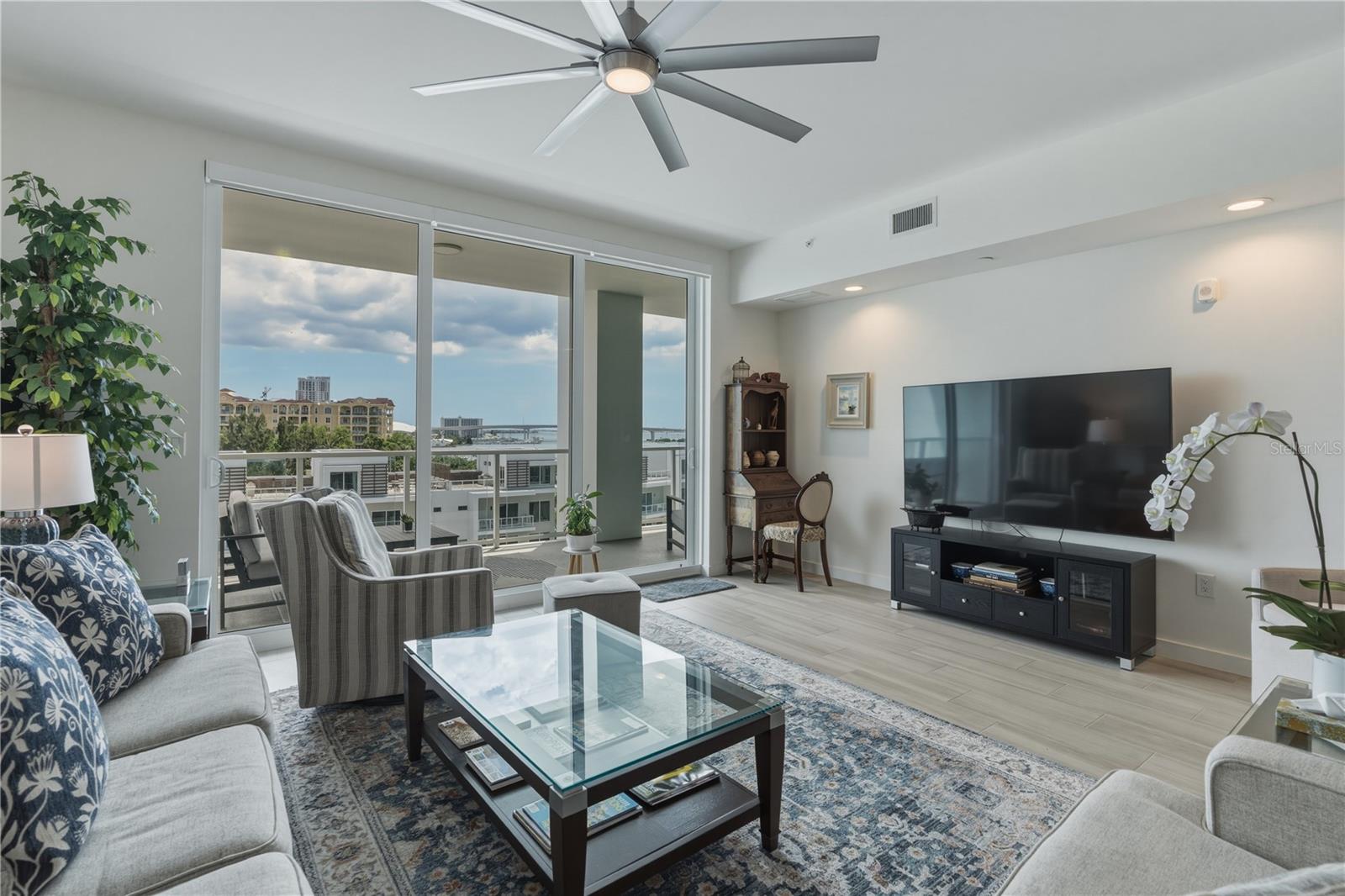MARINA BAY 880 - Residential