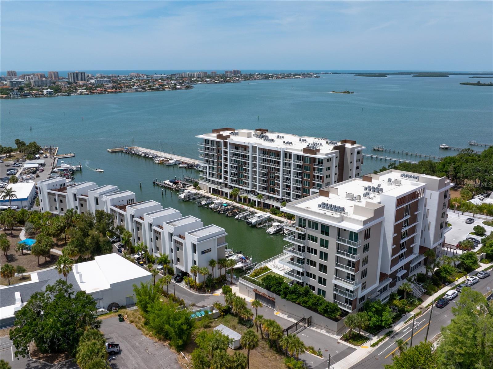MARINA BAY 880 - Residential