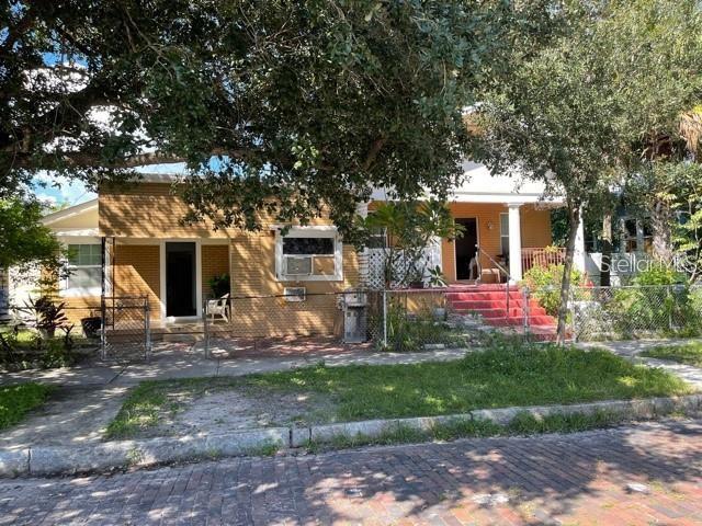 MAC FARLANE PARK - Residential Lease