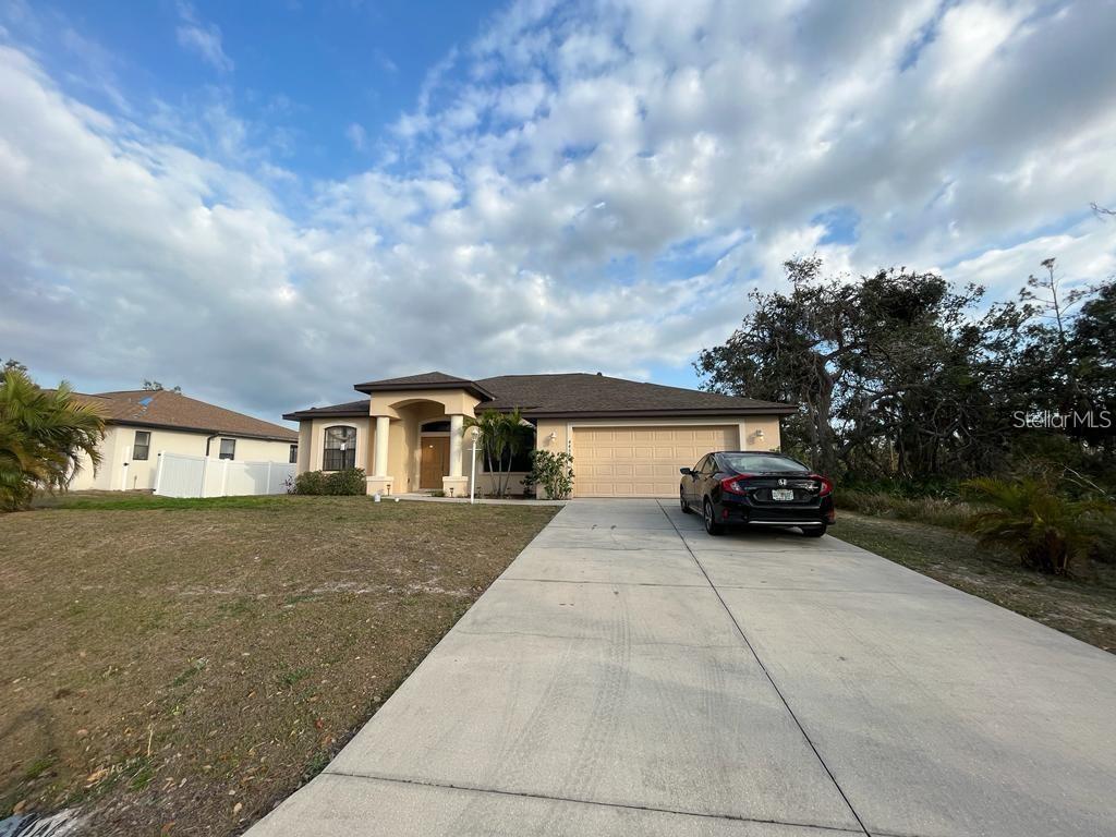 Beautiful 4 bedrooms, 2 full bathrooms, with a beautiful master bedroom suite. 2 Car Garage, and space for more. Very centric in an upcoming district. The roof is brand new. No HOA. Great inversion opportunity or an amazing option for you and your family. Come and show it today!!