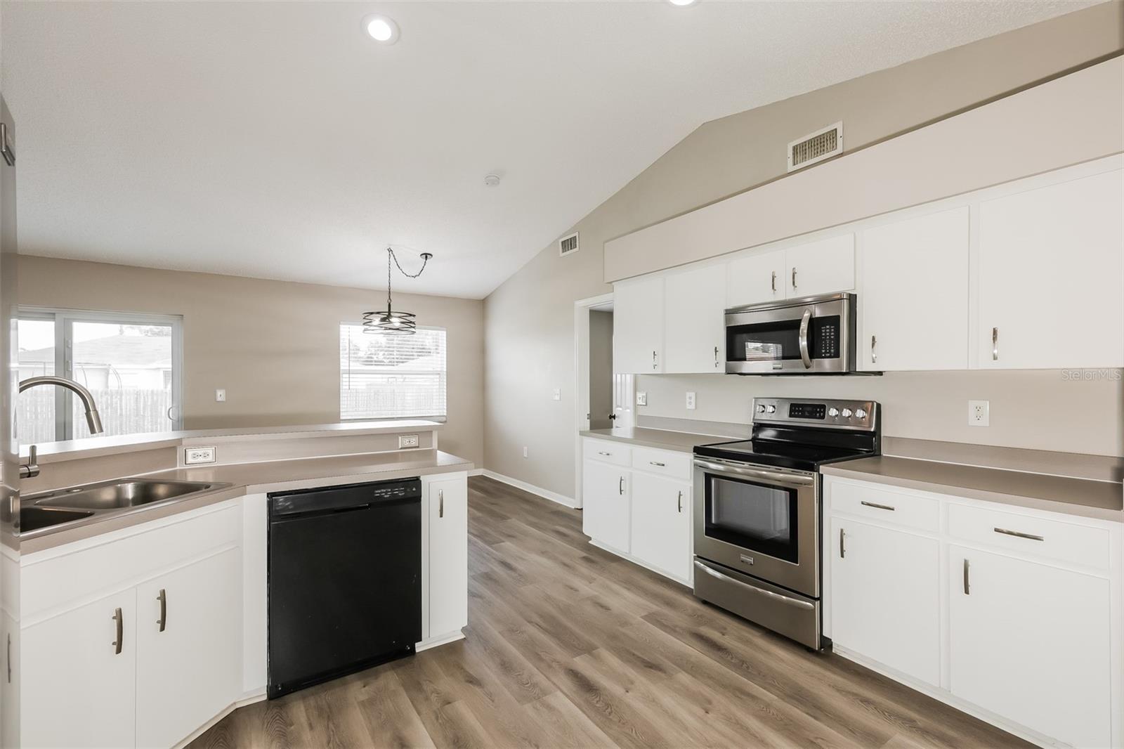 DEVONSHIRE MANOR - Residential