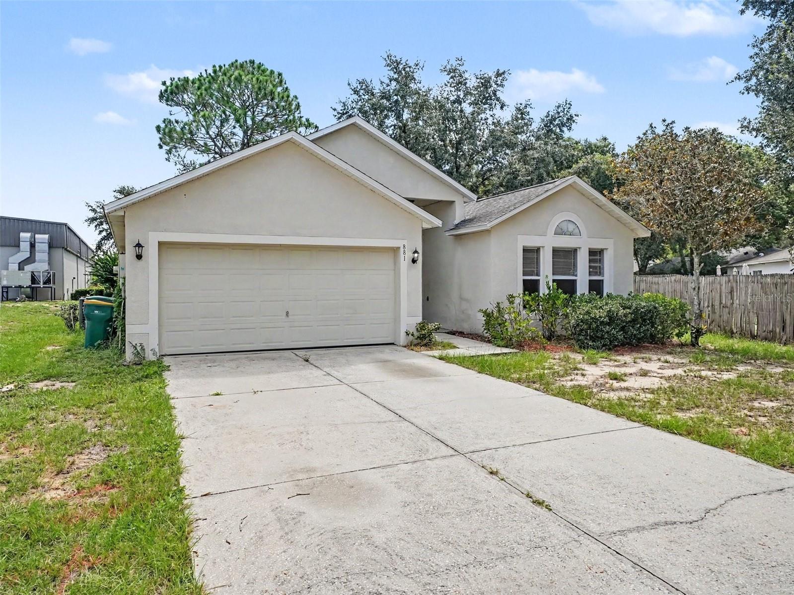 881 VANDERBILT DR