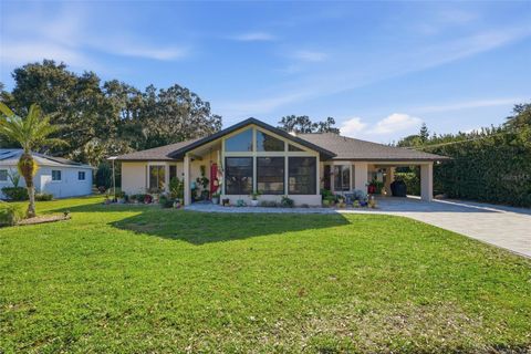 Photo of 17 E Live Oak Avenue, Yalaha, FL 34797 (MLS # G5107142)