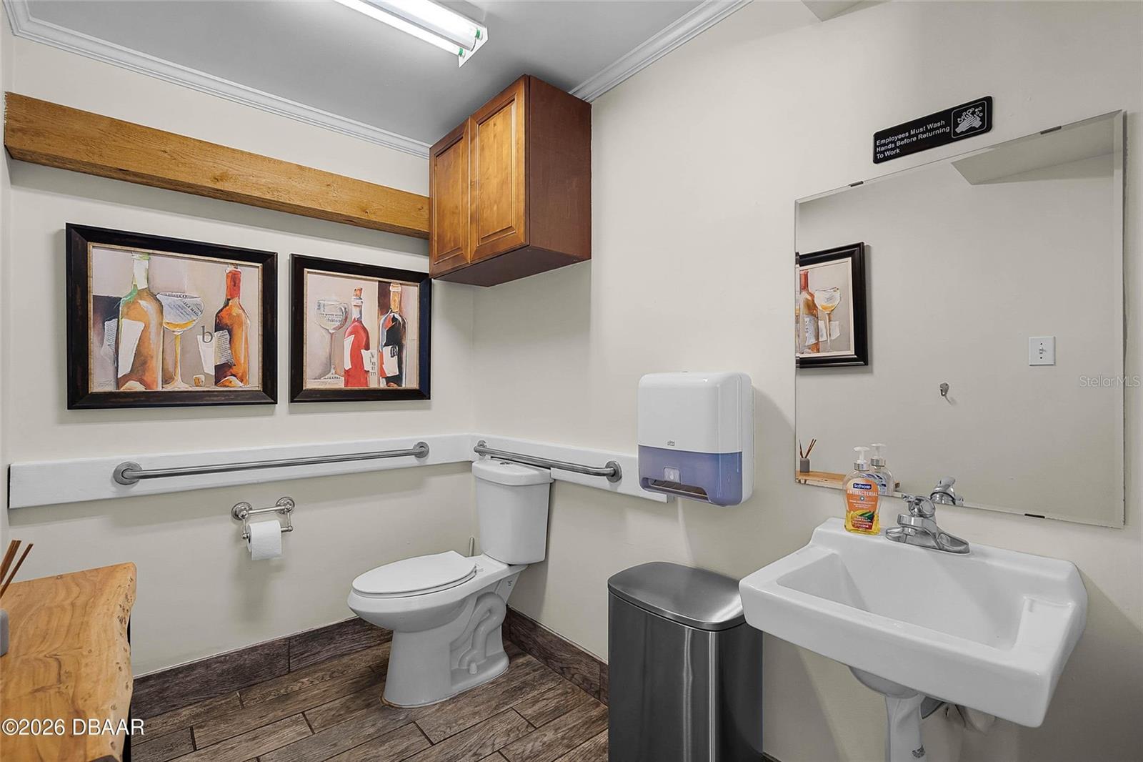 Main image without alt text