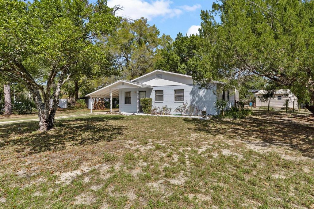 Photo of 501 Poinsettia Avenue, Fruitland Park, FL 34731 (MLS # G5109563)